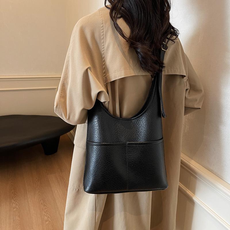 

Осенне-зимняя сумка в стиле ретро с мягкой поверхностью, нишевая дизайнерская сумка 2024 года, новая женская сумка, универсальная сумка через плечо, сумка-ведро 28*10*37 чёрный