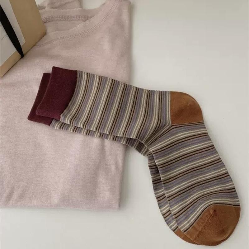 The Classic and Retro Striped Striped Striped Mid-calf Socks In Early Autumn Are Versatile and Can Be Paired In Different Colors