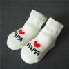 2 Par Nyfödd Baby Flickor Pojkar Strumpor Vita Söta Älskar MAMA PAPA Bebe Bomullsstrumpor Gåva Småbarn Crew Strumpor Paket Design