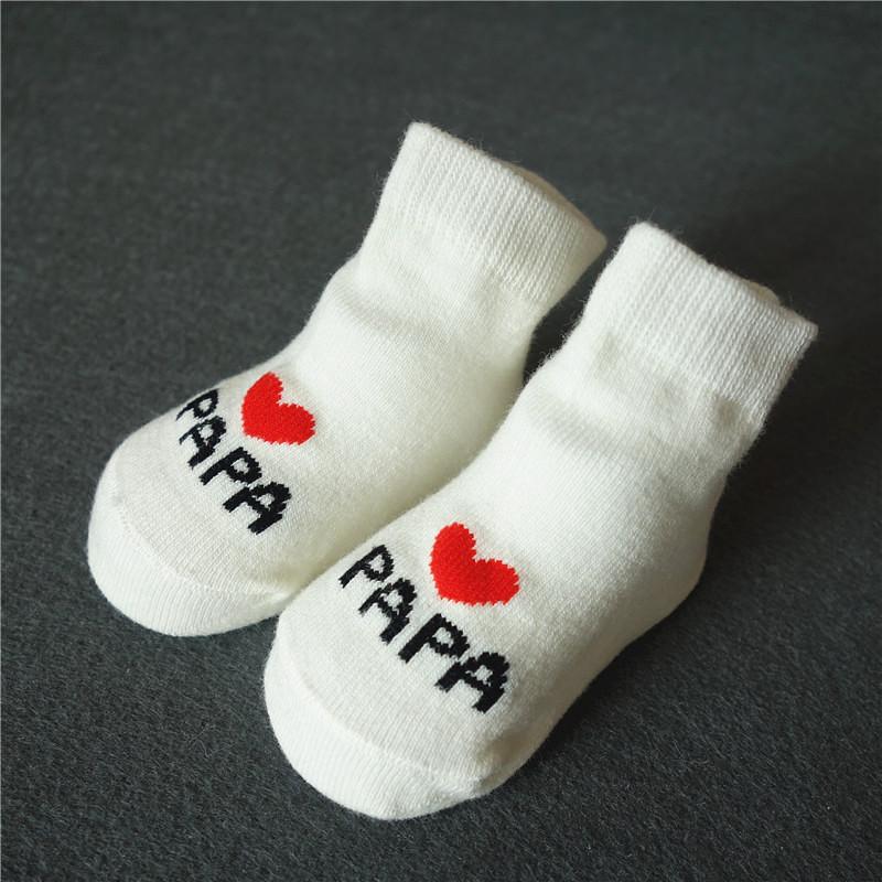 2 Par Nyfödd Baby Flickor Pojkar Strumpor Vita Söta Älskar MAMA PAPA Bebe Bomullsstrumpor Gåva Småbarn Crew Strumpor Paket Design