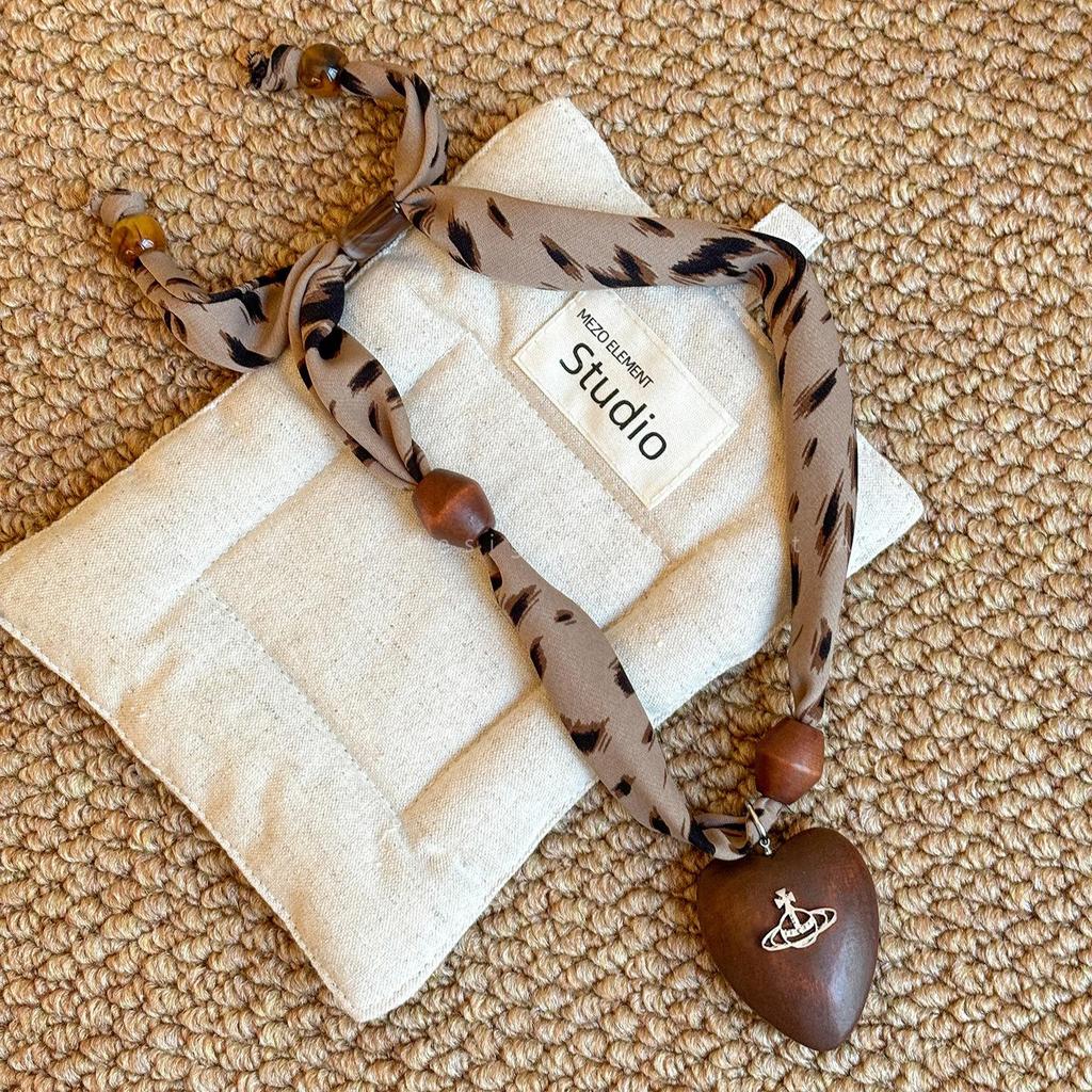 Kaffee Taillenblume Seidenschal Halskette für Damen - 2025 Neues Design Accessoire mit Schlichter Eleganz