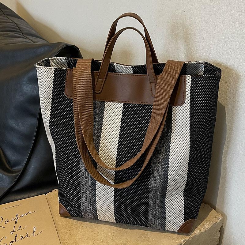 

Сумка из холста, женская сумка-тоут, большой вместимости, осень-зима 2024, новая универсальная контрастная цветовая текстура, сумка на одно плечо для поездок на работу чёрный