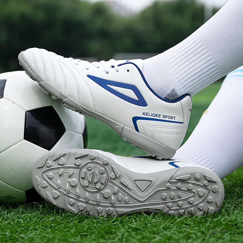 

New football shoes men and women teenagers fashion light and comfortable student sports shoes grass training shoes 36