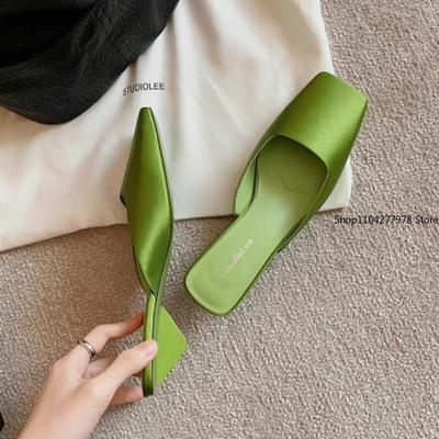Mode Eleganta Gröna Satin Designer Tofflor Dam 2025 Sommarmode Låg Klack Fyrkantig Tå Slip-ins Loafers Lyxiga Komfort Slide Sandaler
