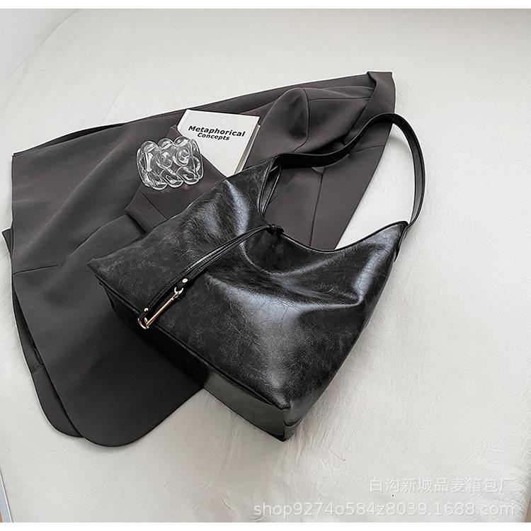 

Retro popular extra-large bag women s 2025 new large-capacity versatile commuter bag, college student class shoulder bag