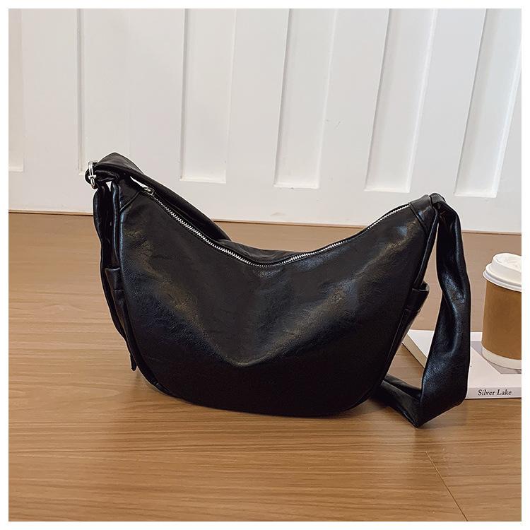 

Сумка большой вместимости женская осенне-зимняя новая ретро повседневная нишевая на плечо мессенджер сумка-пельмень для通勤 чёрный