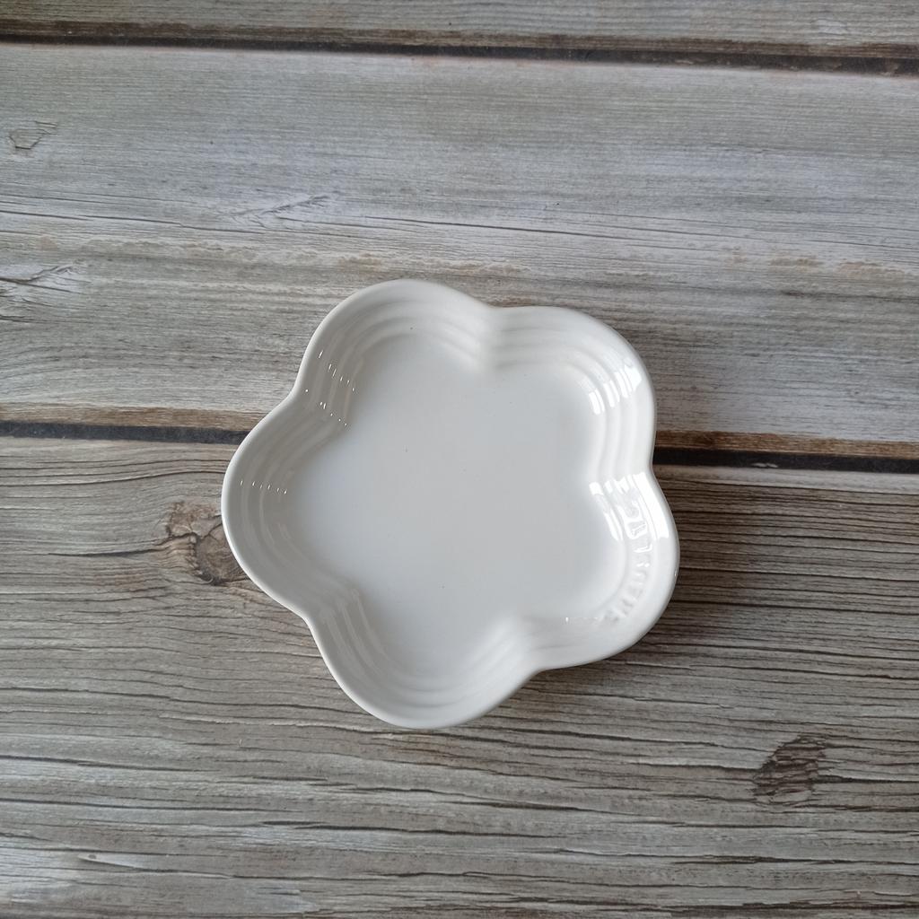 Le Creuset Kühle Farbe Pflaumenblütenform Soßenschale Keramik Unterglasur Essteller Französischer Stil Universell Einsetzbar Spülmasch...
