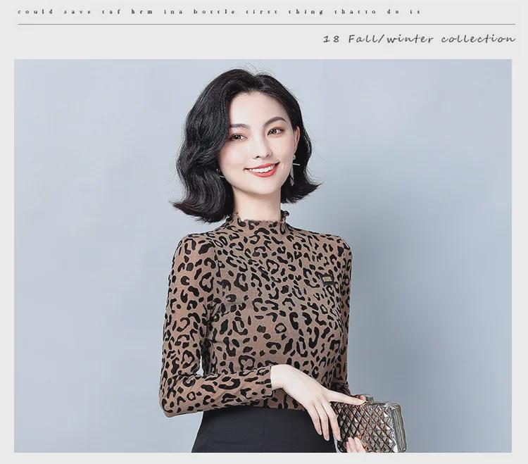 Damen-T-Shirt mit Leopardenmuster und schmaler Passform im Herbst 2024 aus Netzstoff – dünner, lässiger Trend mit halbhohem Kragen.