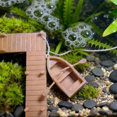 Plovoucí Mini Veslice Akvarijní Dekorace Miniaturní Veslice Figurka se 2 Pádly Malá Soška Lodi Ozdoba do Akvária