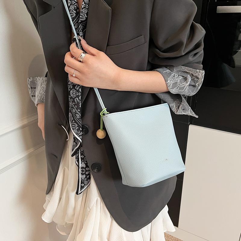 Retro Underarm Bag Women's 2025 New Simple High-end Niche Bucket Bag Fashionable and Popular Shoulder Bag
