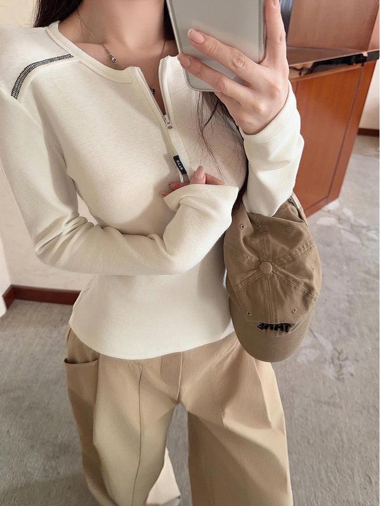 Stylish Korean Slim-Fit Half-Zip Long-Sleeve Top: Trendy, Figure-Flattering, Versatile Autumn/Winter Base Layer.