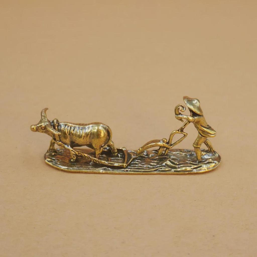 Brass Farmer and Cow Tea Pet: Creative Office Decor, Symbolizing Diligence and Craftsmanship - Ideal Gift.