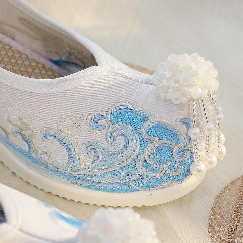 Elegant Embroidered Flower Shoes Hanfu Style Women's High-Rise Shoes Cotton Lined Slip-On Traditional Chinese Costume Footwear
