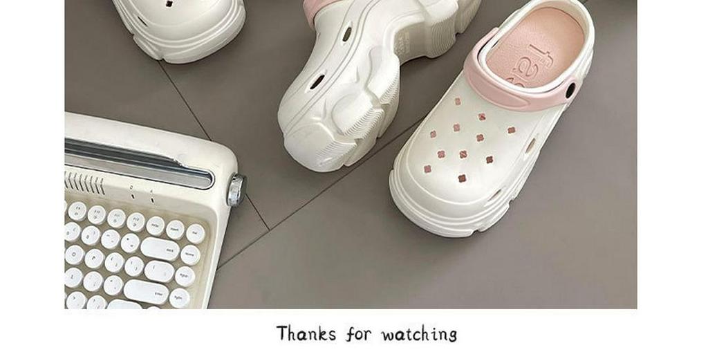 2026 Women's Thick Sole Garden Shoes: Non-Slip High-Heeled Beach Slippers with Arch Support and Closed-Toe Design