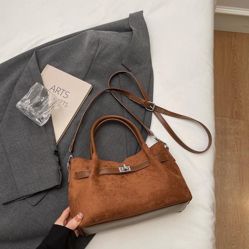 

2025 осень новая замшевая матовая сумка большой вместимости ретро нишевая сумка-тоут для通勤 высокого качества