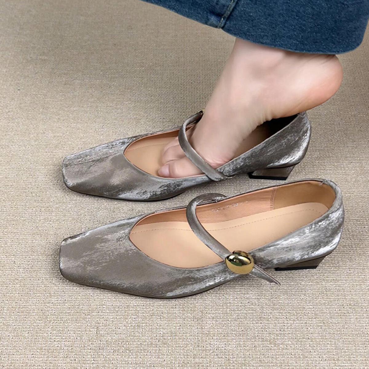 

Soft leather version~ fashionable and simple casual small single shoes women s suede one-word buckle thick heel square head light mouth Mary Jane 40