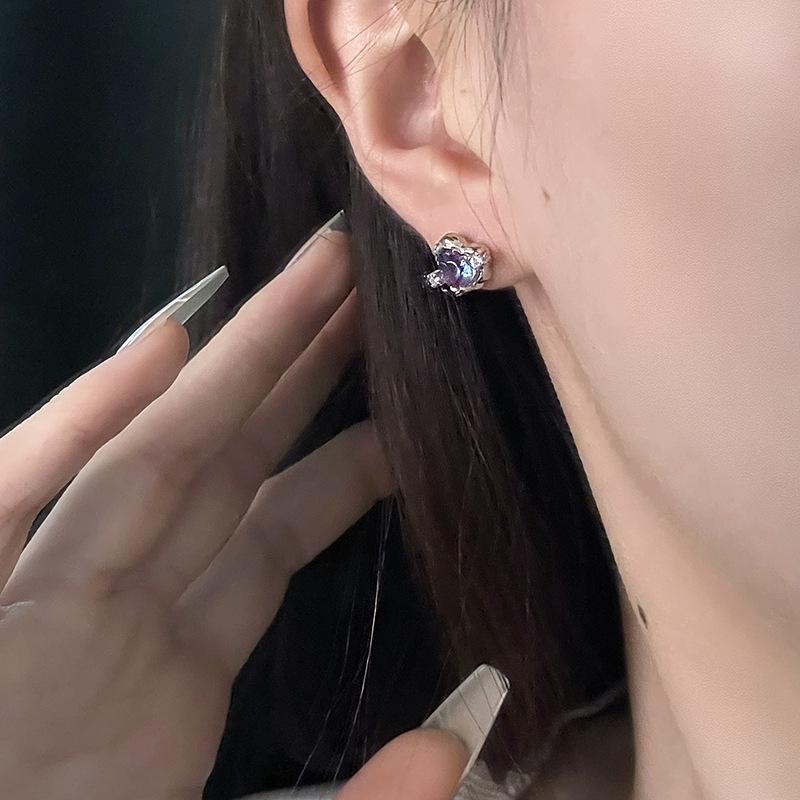 Orecchini a lobo francesi, Personalità dolce e cool, Alto senso estetico, Orecchini con gemme colorate a vento freddo, interamente in zircone diamantato.
