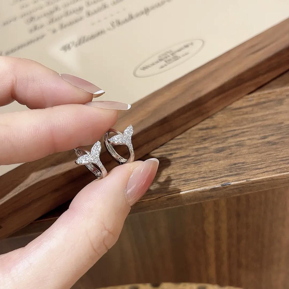 Elegant Silver Zirconia Fishtail Ear Cuff for Women - High-End, Versatile, and Unique Design.