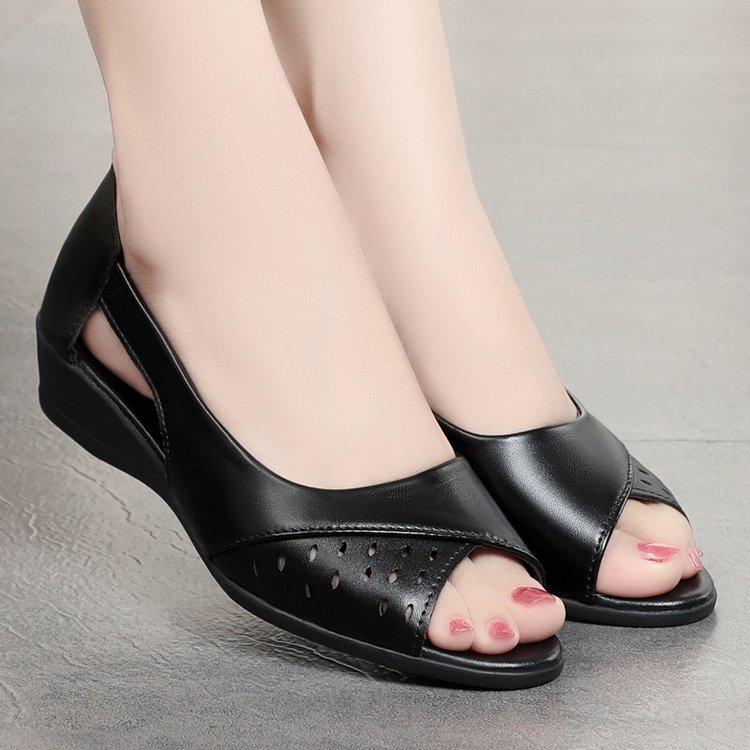 Sommer Sandalen mit weicher Sohle für Mütter Fischmaul Mittleren Alters und Ältere Lederschuhe Flach Mittleren Alters Einzelne Schuhe Damenschuhe