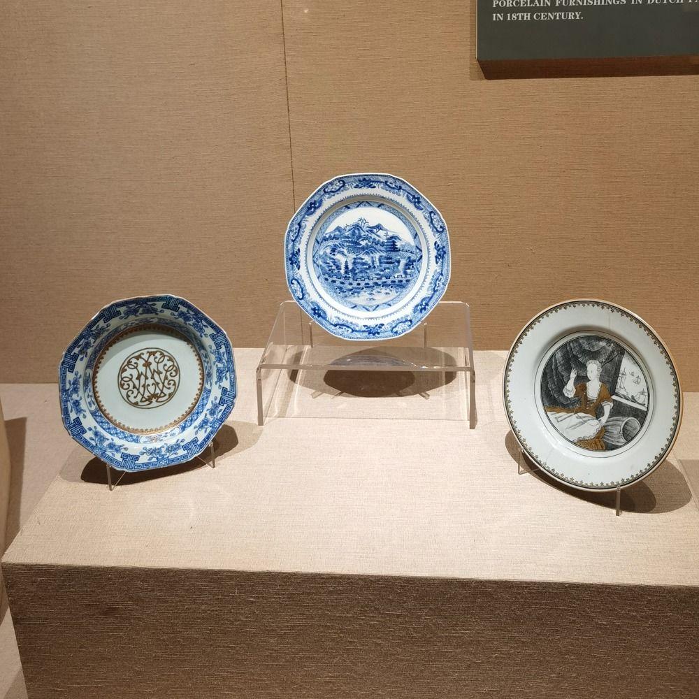 Shallow Support Ledges Acrylic Flat Plate Stand Clear Back Display Easel Stand 60-Degree Angle Elegant Book Stand Displaying