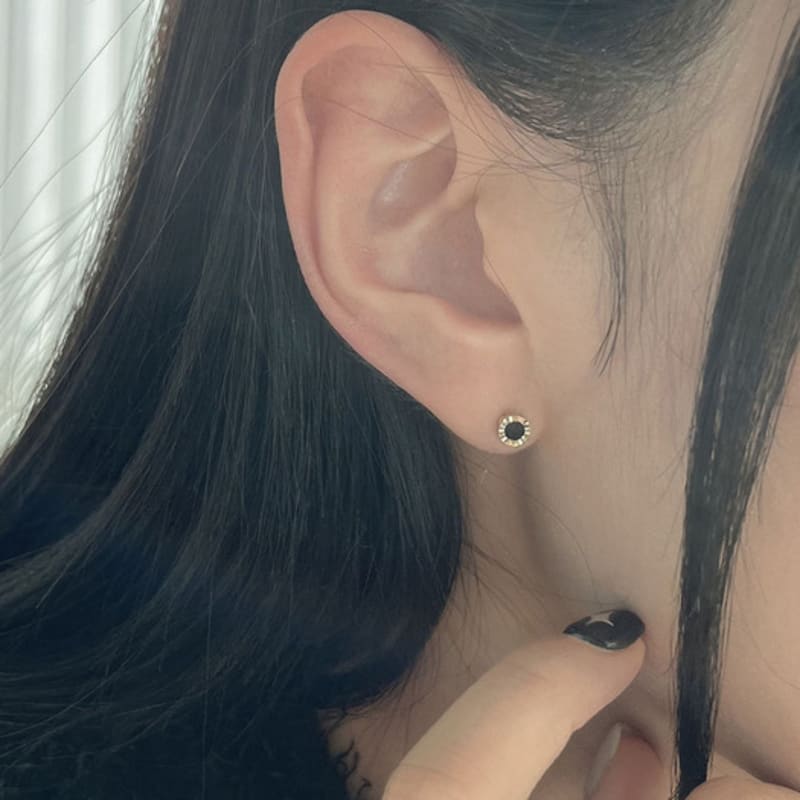 Youngglow 14k Black Round Gold Bezel Piercing