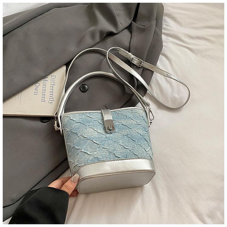 

Корейская текстурная портативная сумка-ведро популярна в этом году, ромбовидная сумка, женская новая модная нишевая сумка через плечо, тренд