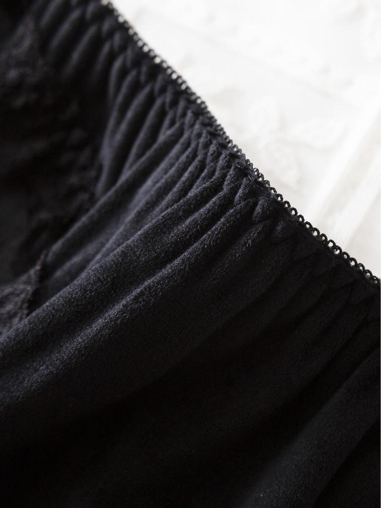 Großformatiges Schwarzes Samt- und Spitzen-Push-Up-BH mit Schnür-Höschen-Set