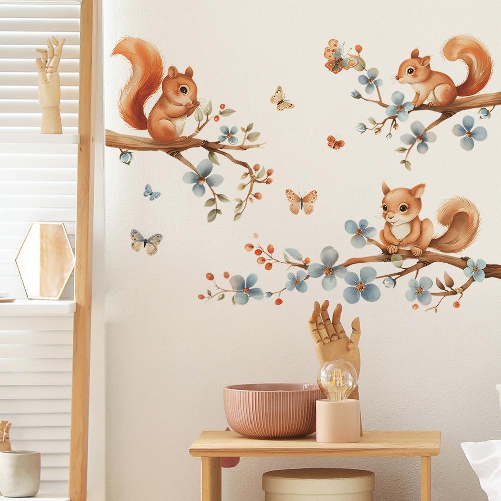 Cartoon Gemaltes Eichhörnchen Klettert Baum Wandaufkleber für Kinderzimmer Wohnzimmer Dekoration