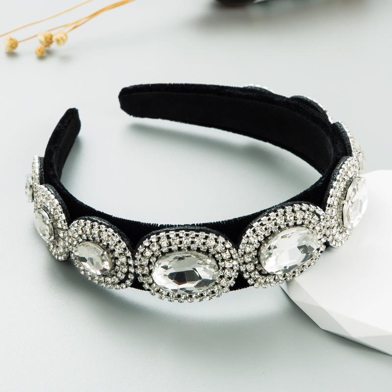 Necklace with A New Style, Fashionable, High-quality and Luxurious Hair Accessory, Exuding An Elegant and Sophisticated Vibe, A Head Accessory. белый