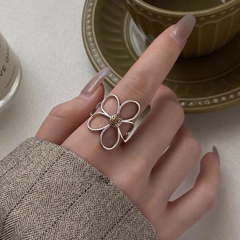 Minimalist Handmade Metal Ring with Big Flower Design for Women and Couples - Perfect for Parties and Gifts