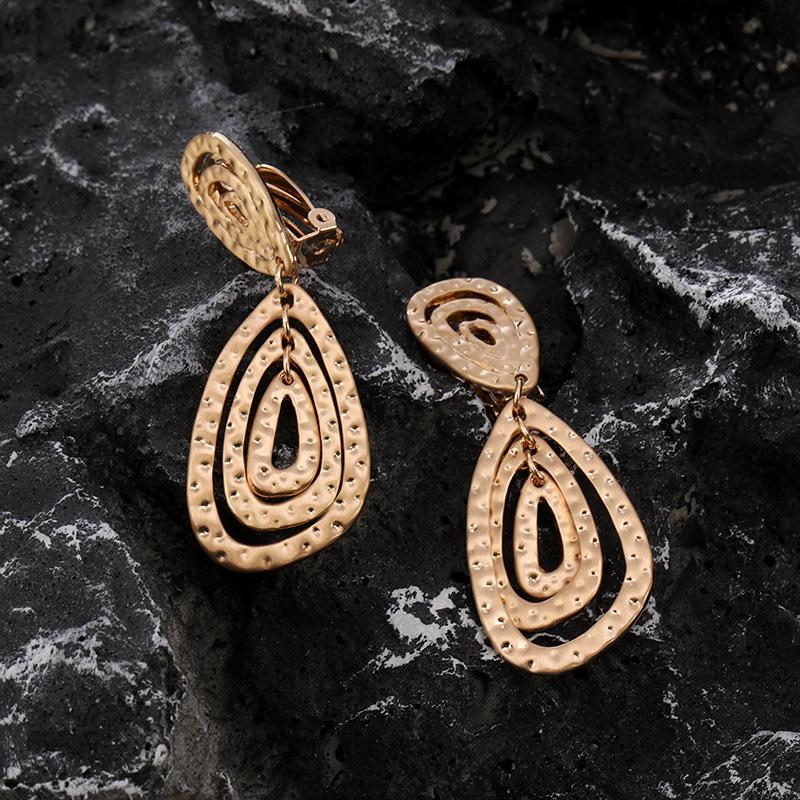 Hot-selling ear clips, high-end fashion stud earrings, new earrings, versatile, simple and personalized earrings.