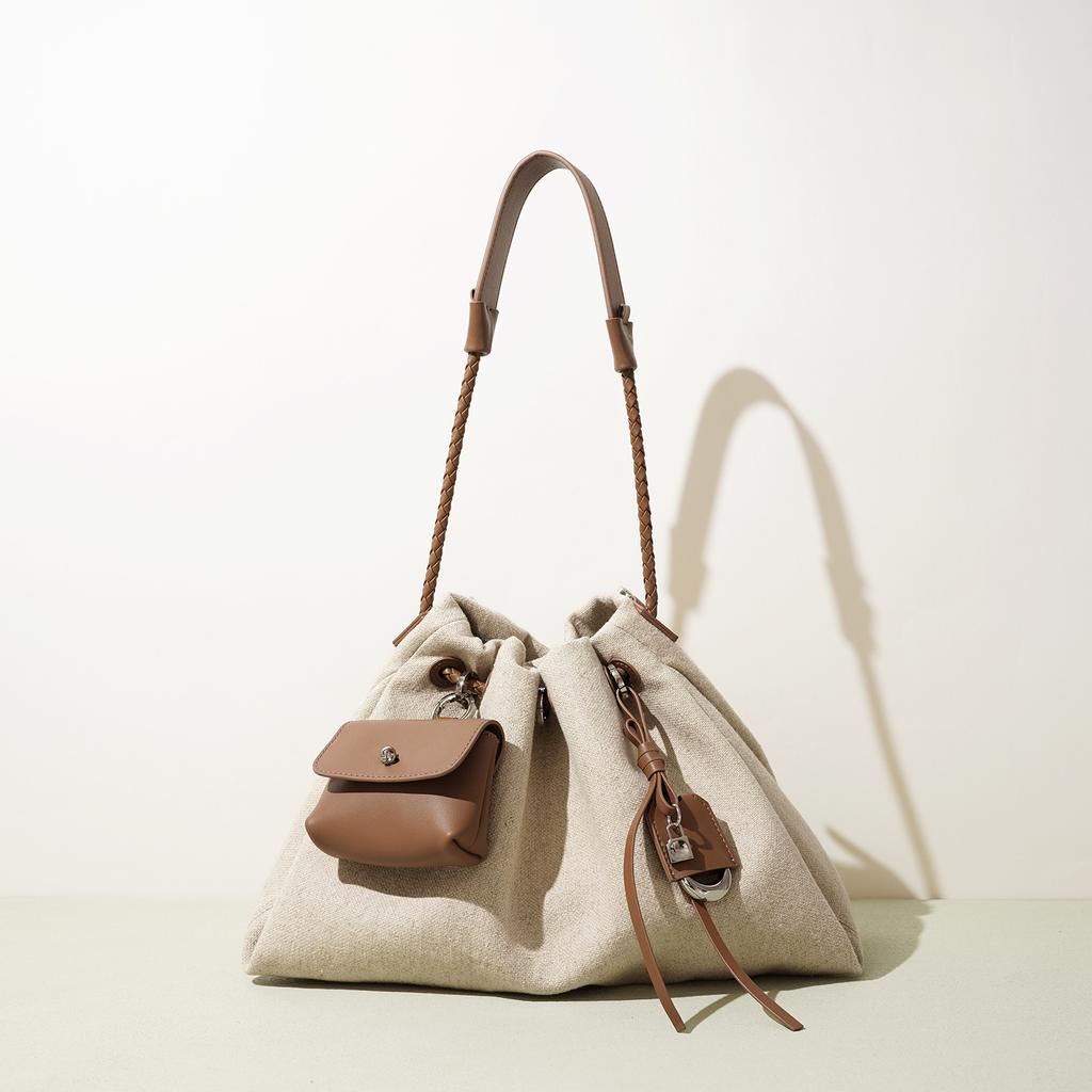 2026 early spring new minimalist fashion shoulder messenger bag portable drawstring cloud bag