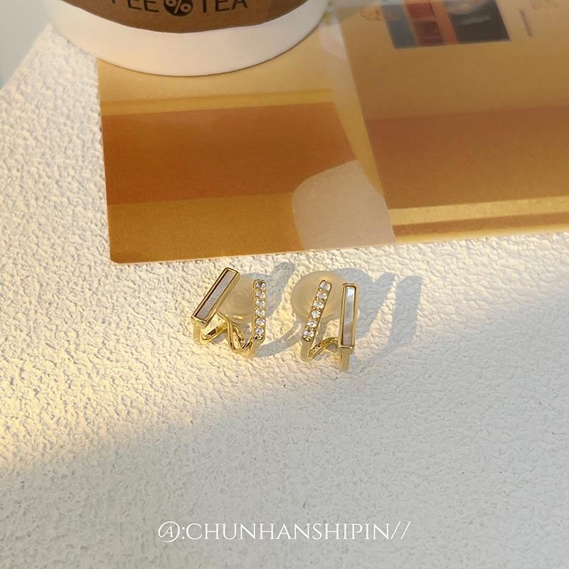 

Double-layer zircon shell earclips without ear piercings, high-end niche design, mosquito coil disc earrings, versatile and exquisite earrings.