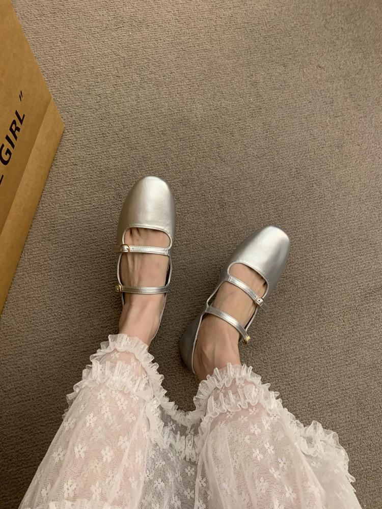 

Весна и лето 2025 года новые французские ретро туфли Мэри Джейн с перфорацией, вечерний бриз, с мелким вырезом, с ремешком на одной пряжке, женские плоские туфли 40 серебряный