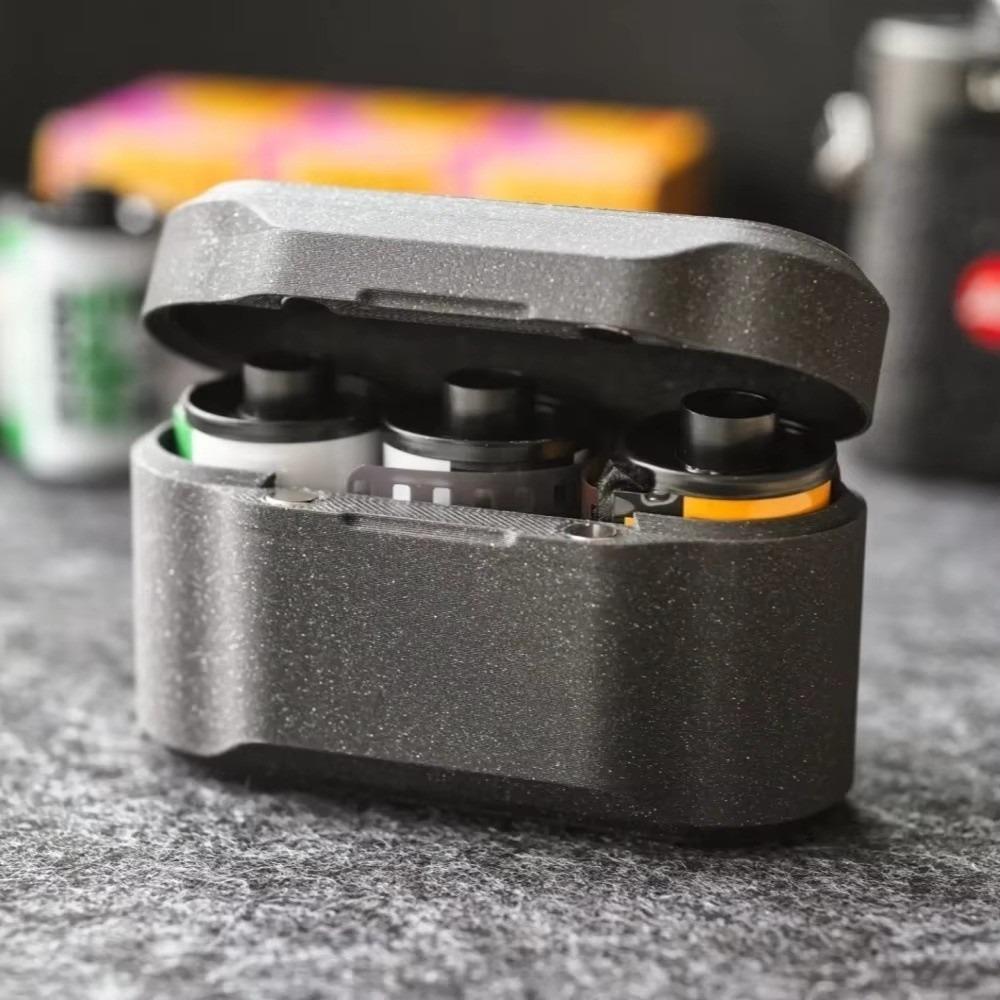 

Integrated Film Storage Box Flip Cover Film Roll Storage Box For 35mm Film Travel Case black-3 grids