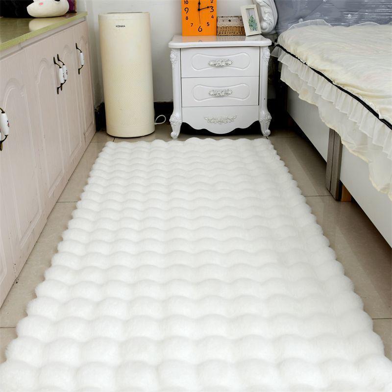 Trendiger Kurzflor-Teppich aus dickem Kunst-Kaninchenfell für Schlafzimmer und Wohnzimmer - Schmutzabweisend und mit samtiger Plüschtextur.