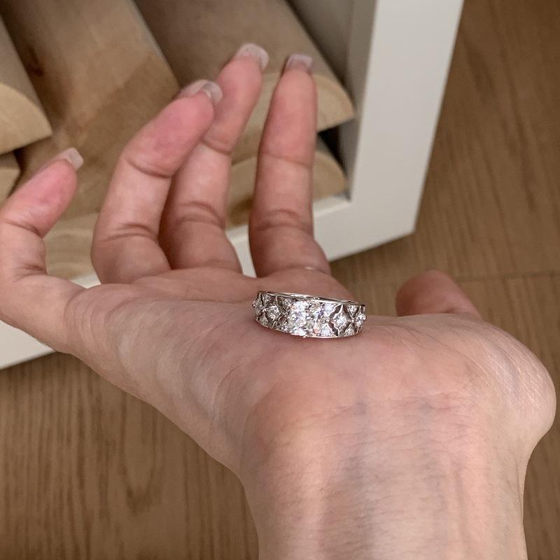 Mittelalterlicher Hofstil Leichter Luxus Nische Retro Hohlmuster Quadratischer Diamantring Besetzt mit Zirkon High-End Design Ring