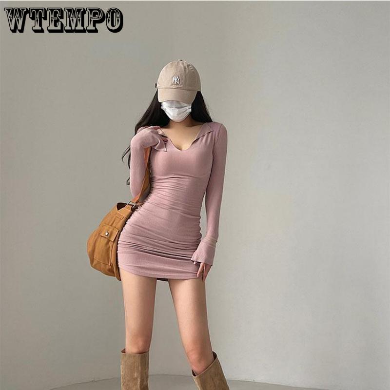 Přiléhavé skládané šaty s dlouhým rukávem a výstřihem do V s jarními a podzimními dámskými šaty na hýždě