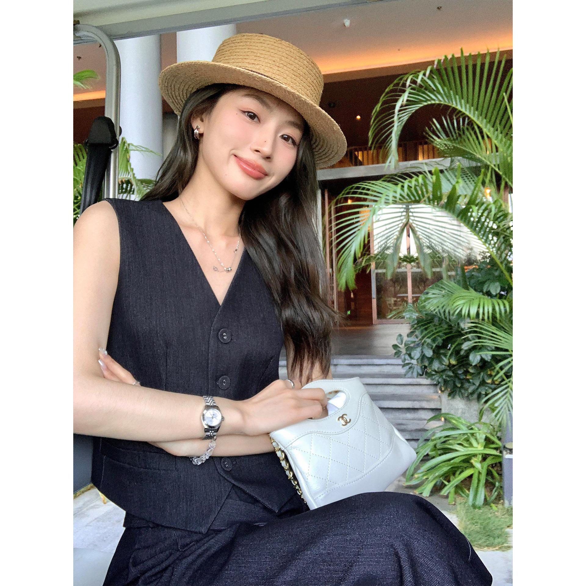 

Vintage Chic Set: V-Neck Vest & Wide-Leg Pants, Two-Piece Ensemble Large