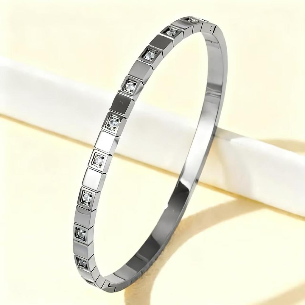 New Titanium Steel Bracelet for Girls, High-end and Exquisite European and American Bracelet