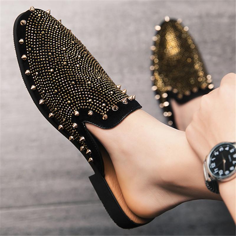 Moda Nuovo Designer Uomo Borchie Strass Pelle Verniciata Mezzi Scarpe Per Uomo Hip-hop Rock Zoccoli Sandali Mocassini Casual Pantofole