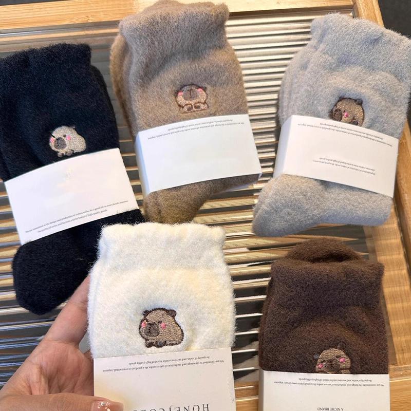 Damen Winter Thermosocken Nerzsocken Cartoon Capybara Aufdruck Weich Warm Fleece Bequem Plüschsocken Kawaii Schlafboden Mittelschaftsocken