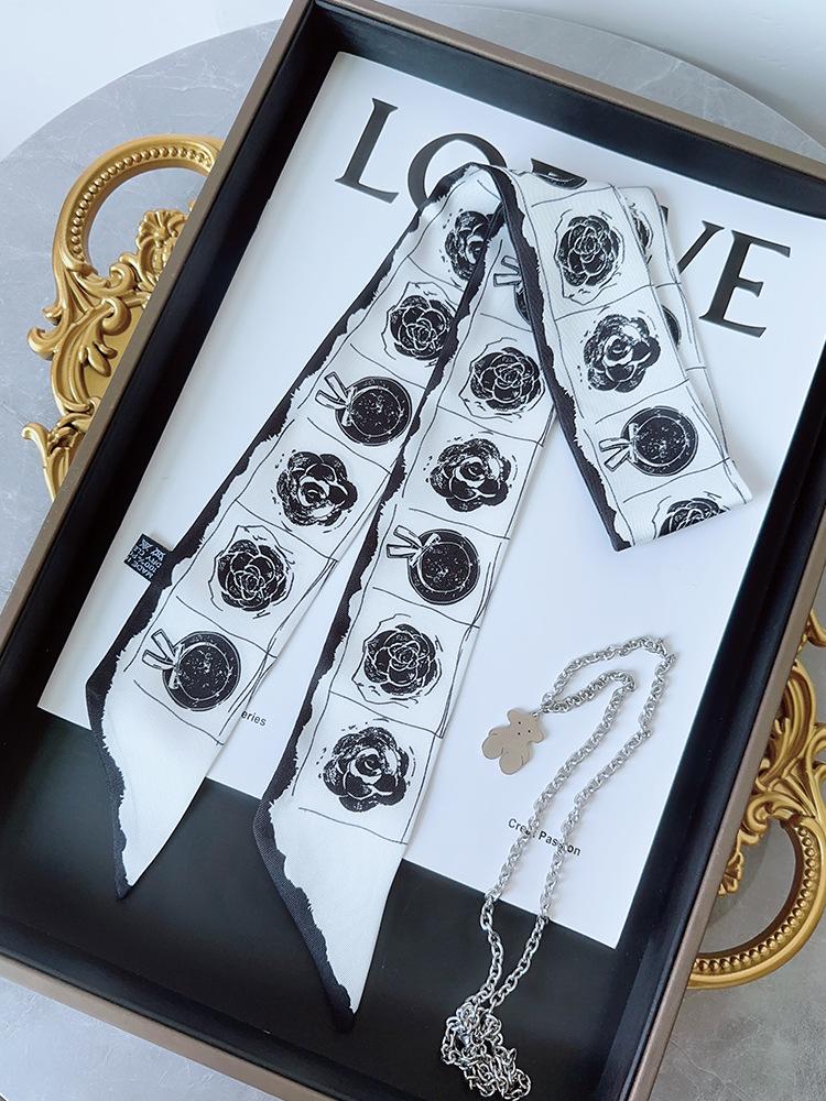 Ozdoba uchwytu torebki w postaci wstążki