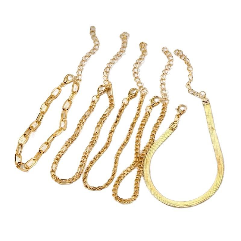 5-piece women's gold bracelet set. Features a simple geometric design with a metal Figaro chain, suitable for everyday wear, par