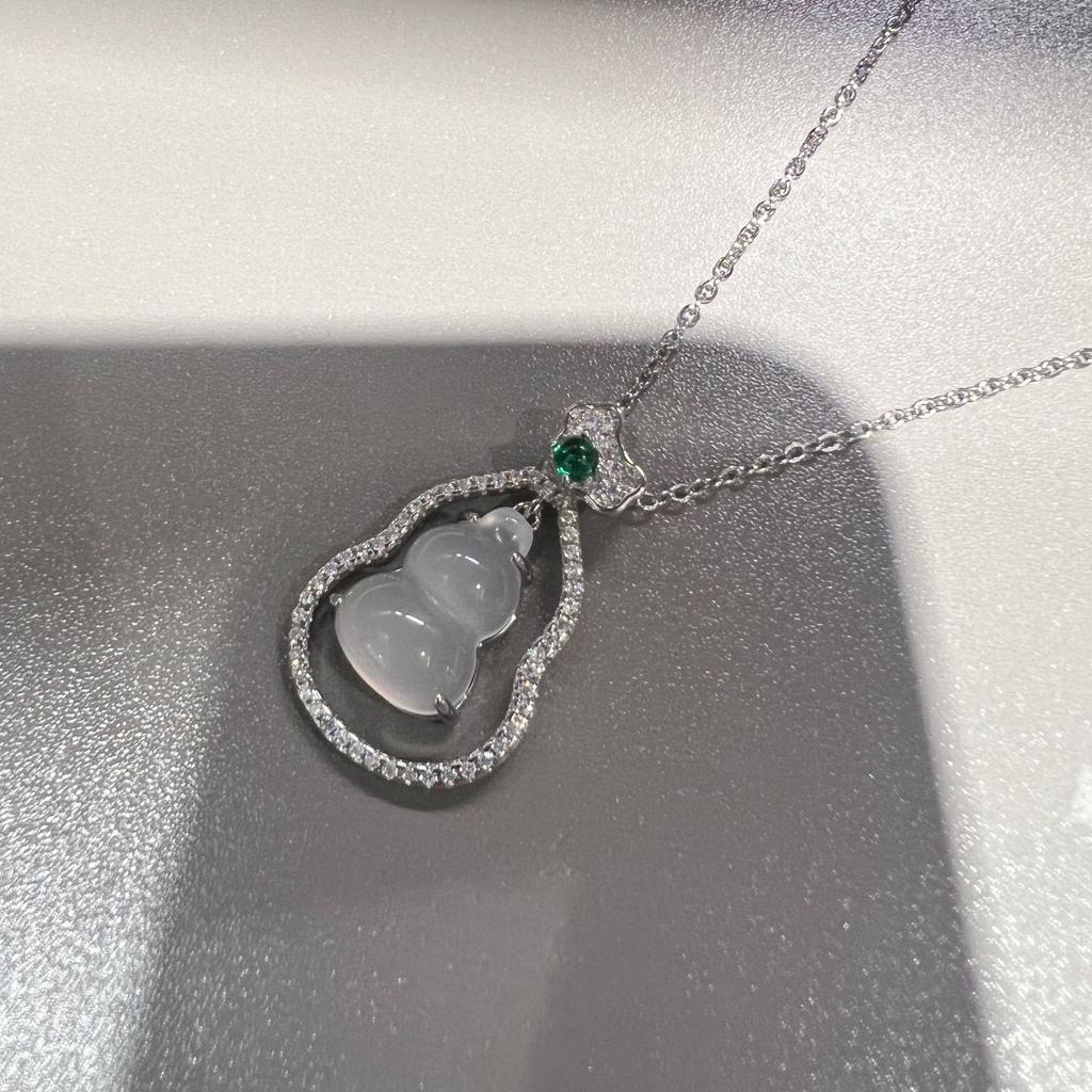 New Chinese Natural White Ice Chalcedony Gourd Necklace Women's Pendant Inlaid with Green Agate Celebrity Fashion Collarbone Chain Gift 2026