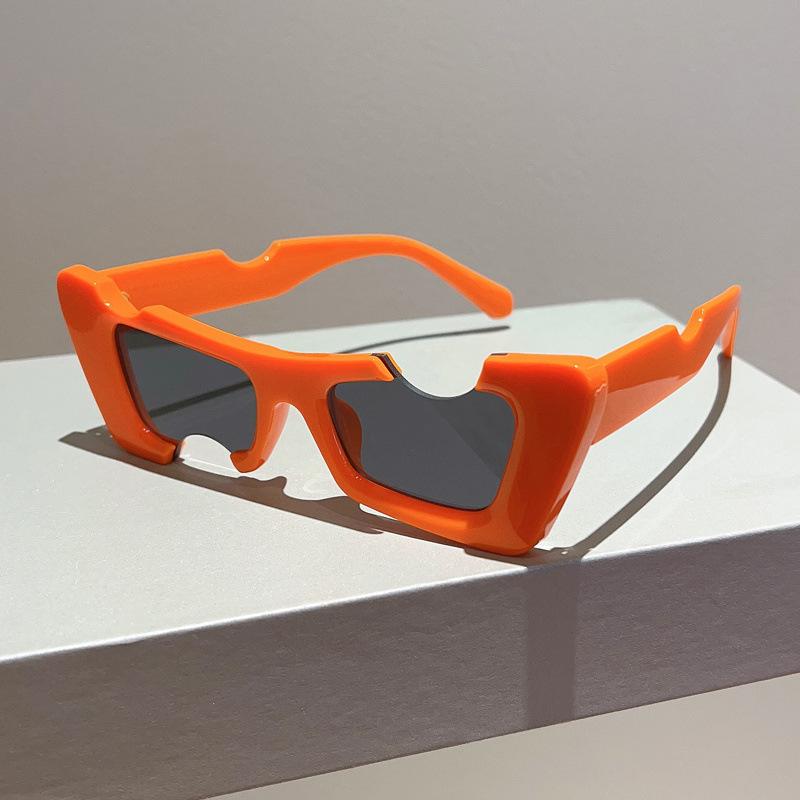 Heiß verkaufte Wind-Trend Sonnenbrille mit kleinem Rahmen und unregelmäßigem Nasensteg, die gleiche dünne Sonnenbrille wie bei Streetstyle-Aufnahmen