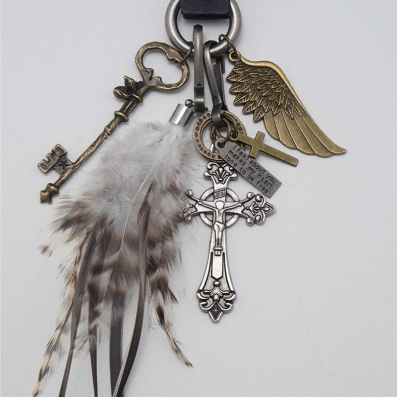 Portachiavi Piuma di Pelle e Crocifisso Ciondolo in Lega Accessorio Moda Articolo Ottimo per Viaggio Regalo Decorazione