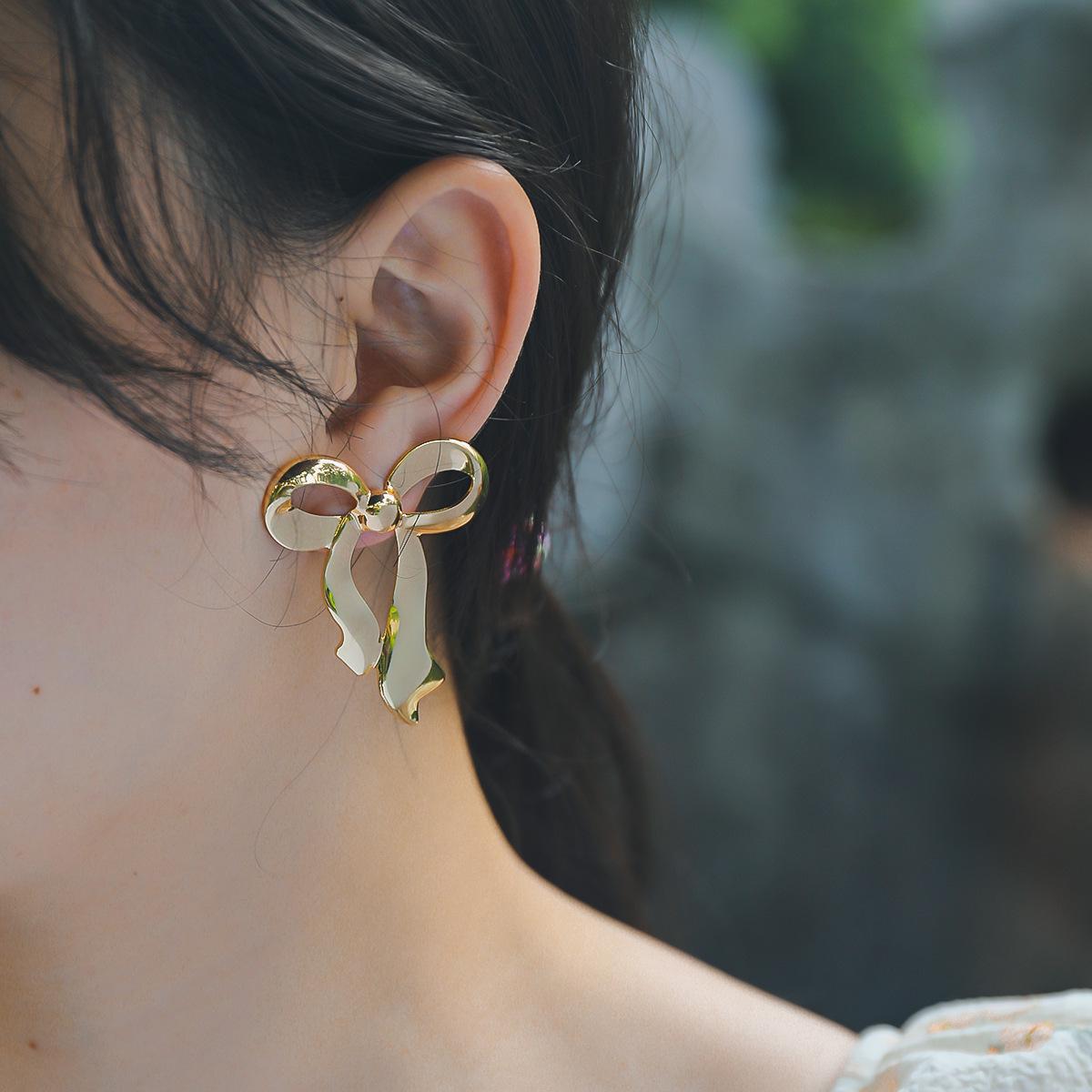 

Elegant Korean-Style Alloy Bow Earrings for Women срібний