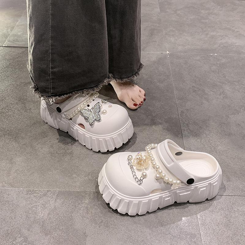 Mode Loch Damenschuhe neu Sommer tragen Perle Schmetterling Strass Zubehör vielseitig rutschfest coole Hausschuhe