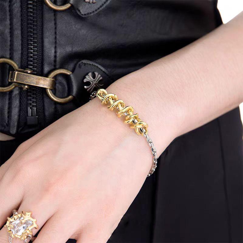 Collier Européen et Américain en Acier Titane Bicolore Torsadé Or et Argent pour Hommes et Femmes, Design de Niche Polyvalent, Chaîne Épaisse Enveloppée Or